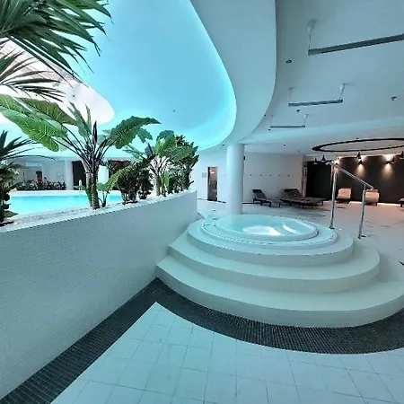 Hanza Tower 23 Pool & Jacussi * شتشيتسين