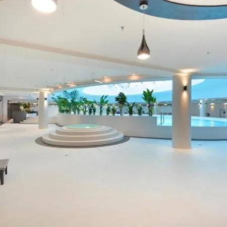 Hanza Tower 23 Pool & Jacussi شتشيتسين